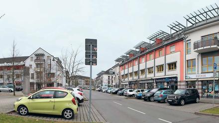Wiederbelebt. In der Ladenstraße in Bergholz-Rehbrücke gibt es kaum noch Leerstand. Lediglich die beiden ehemaligen Standorte von Edeka und Schlecker bereiten Nuthetals Bürgermeisterin Ute Hustig (Linke) noch Sorgen. Um den Standort auch für die Zukunft attraktiv zu halten, arbeitet die Gemeinde mit der IHK und den Gewerbetreibenden zusammen.