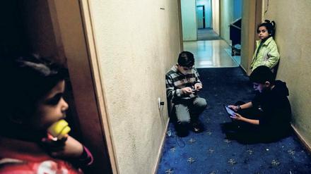 Hilfe in der Not. Im City Plaza Hotel mitten in Athen leben rund 400 Flüchtlinge, darunter auch Kinder. Ohne Helfer und vor allem Spendengeld können sie nicht überleben, denn es mangelt an staatlicher Unterstützung. Helfer wie von Potsdam-Konvoi besorgen Lebensmittel, Kleidung und Hygieneartikel.