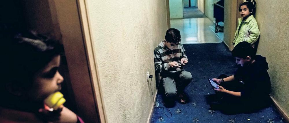 Hilfe in der Not. Im City Plaza Hotel mitten in Athen leben rund 400 Flüchtlinge, darunter auch Kinder. Ohne Helfer und vor allem Spendengeld können sie nicht überleben, denn es mangelt an staatlicher Unterstützung. Helfer wie von Potsdam-Konvoi besorgen Lebensmittel, Kleidung und Hygieneartikel.