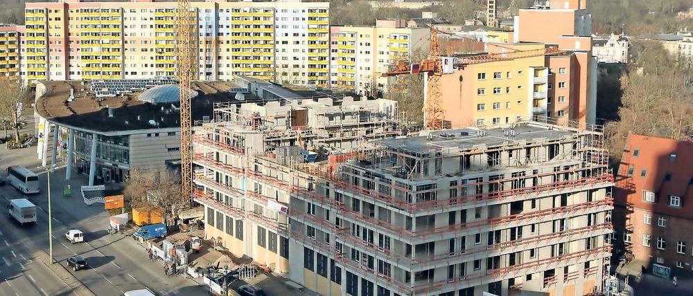 Hochhaus zwischen Hochhäusern. Die Wohnungen in dem Neubau an der Breiten Straße sollen ab Juni 2018 bezugsfertig sein. Die AOC investiert 16,5 Millionen Euro. Das Haus ist bereits im Mai an den Spezialfonds der HPG Capital verkauft worden.
