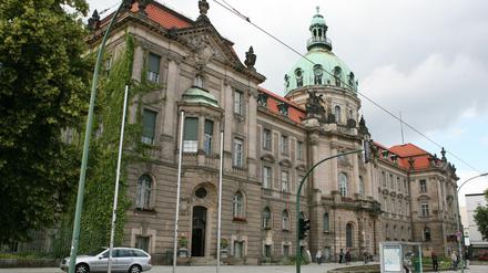 Das Rathaus ist knapp bei Kasse, doch Aufsichtsräte sollen mehr bekommen.
