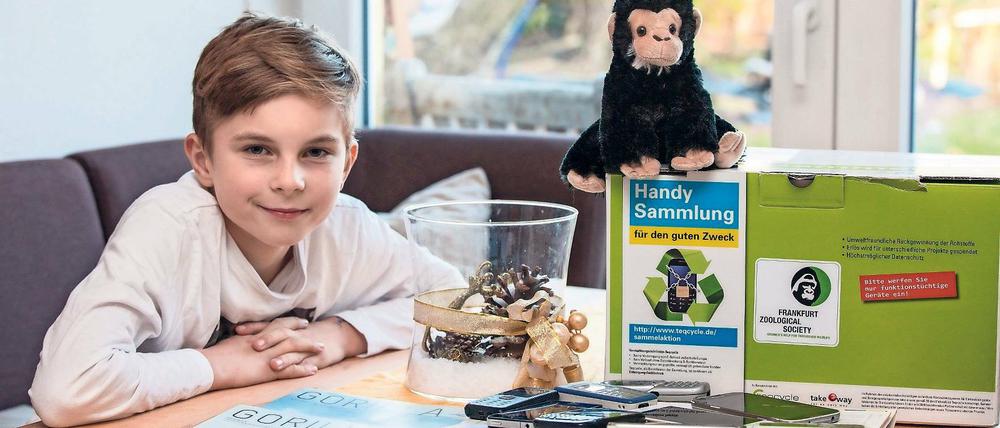 Gorilla-Freund. Der elfjährige Eric sammelt für eine Aktion der Zoologischen Gesellschaft Frankfurt alte Handys in Kleinmachnow. Durch die Einnahmen sollen Ranger unterstützt werden, die den Lebensraum von Berggorillas bewachen.