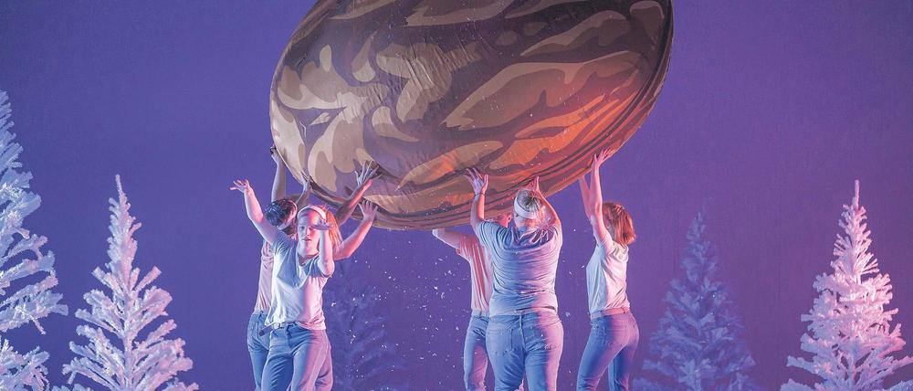 Eine tragende Rolle. Mit Tschaikowskys „Nussknacker“ hat die Version der John the Houseband nur noch musikalisch etwas zu tun. Hier steht die Nuss im Mittelpunkt.