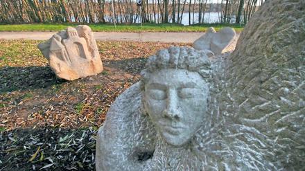 Vieler Hände Arbeit. Auf die Initiative von Bildhauerin Birgit Cauer hin machten rund 20 Menschen aus drei Steinblöcken am See in Groß Glienicke figürliche Skulpturen. Einige der Beteiligten hoffen, dass das nur der Anfang ist – für einen Pfad um den ganzen See.