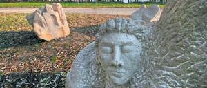 Vieler Hände Arbeit. Auf die Initiative von Bildhauerin Birgit Cauer hin machten rund 20 Menschen aus drei Steinblöcken am See in Groß Glienicke figürliche Skulpturen. Einige der Beteiligten hoffen, dass das nur der Anfang ist – für einen Pfad um den ganzen See.
