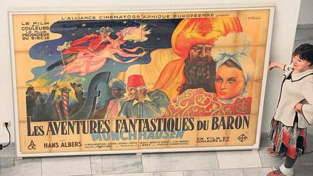 Träumerisch phantastisch. Ein französisches Kinoplakat zeigt „Münchhausen“ als fantasievollen Abenteuerfilm mit einem romantischen Helden.