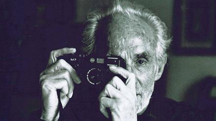 Der Fotografie treu geblieben. Kameramann Roland Dressel, 85, ist am Freitag von der Defa-Stiftung für sein künstlerisches Lebenswerk ausgezeichnet worden. Er drehte unter anderem Filme wie „Jadup und Boel“ und „Fallada“.