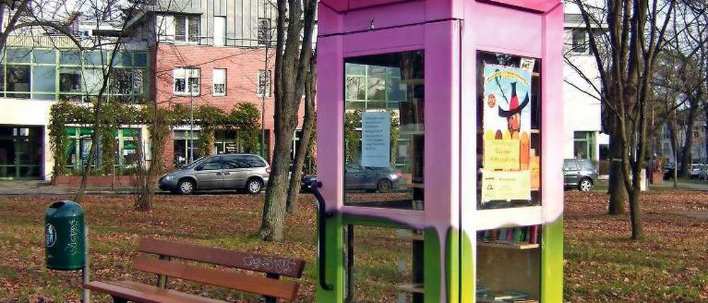 Mini-Bücherei. In Kleinmachnow gibt es seit Montag eine Bücherbox in Form einer alten Telekom-Telefonzelle. Die Gestaltung haben Mitglieder aus dem Graffiti-Kurs des Jugendtreffs „Carat“ übernommen.