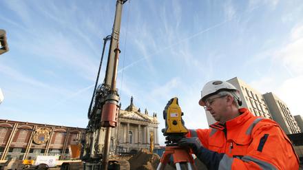 Mit großer Gerätschaft werden die 38 Meter tiefen Löcher für das Fundament des Garnisonkirchenneubas gebohrt.