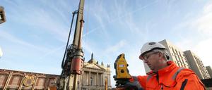 Mit großer Gerätschaft werden die 38 Meter tiefen Löcher für das Fundament des Garnisonkirchenneubas gebohrt.