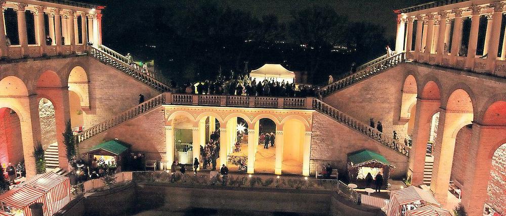 Gut besucht. Am Eröffnungstag des Weihnachtsmarkts strömten viele Besucher zum Schloss Belvedere. Vor der Kasse bildete sich eine lange Schlange. Am Samstag und Sonntag soll auch der Weihnachtsmann auf dem Pfingstberg vorbeischauen.