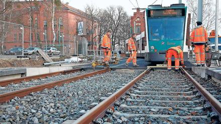 Letzte Handgriffe. Die neue Straßenbahnstrecke zum Campus Jungfernsee wird ab dem 10. Dezember von der Linie 96 befahren. Zwischen dem Campus Fachhochschule und dem Hauptbahnhof fahren die Bahnen dann sogar im Fünf-Minuten-Takt.