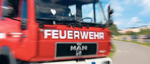 Die Feuerwehr musste das Auto nach dem Wildunfall löschen.