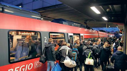 Abfahrt in den Feierabend. Der RE1 ist eine der wichtigsten Bahnverbindungen für Pendler in der Hauptstadtregion.