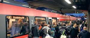 Abfahrt in den Feierabend. Der RE1 ist eine der wichtigsten Bahnverbindungen für Pendler in der Hauptstadtregion.