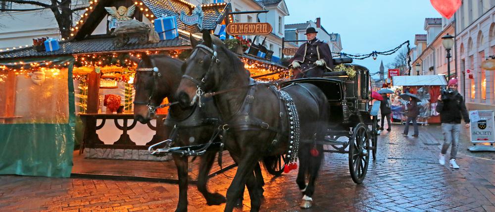 Der Weihnachtsmann ist dieses Jahr in geschlossenem Wagen angerückt.
