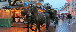 Der Weihnachtsmann ist dieses Jahr in geschlossenem Wagen angerückt.
