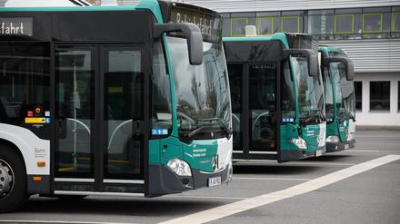 Mit einem Umstieg an der Haltestelle Campus Jungfernsee  vom Bus in die Tram sind viele Groß Glienicker nicht einverstanden.