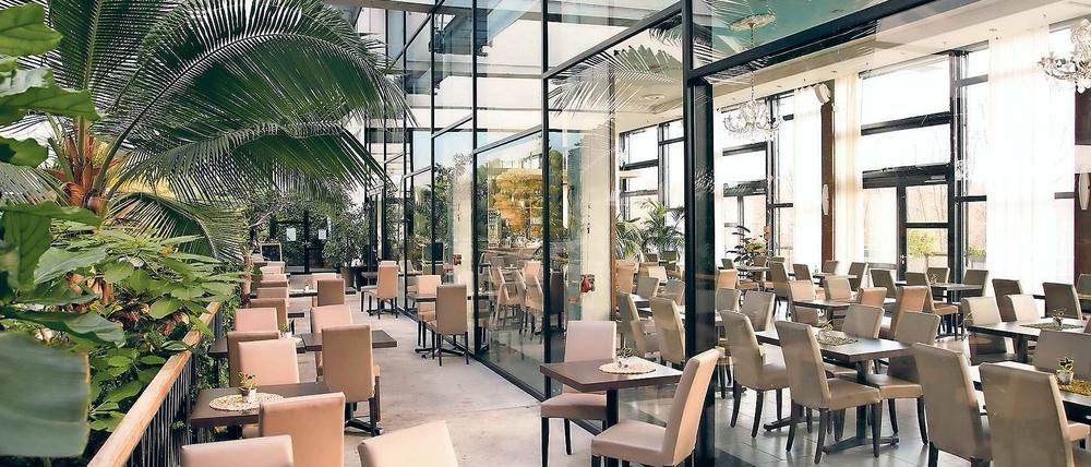 Jetzt auch ohne Eintrittskarte. Das Restaurant „Urwaldblick“ in der Biosphäre ist ab jetzt von 10 bis 15 Uhr für alle Gäste geöffnet – nicht nur für zahlende Besucher der Tropenhalle. Der kommunale Betreiber wirbt mit „orientalischen Tajine, Veggie-Burgern oder rustikalen Fleischgerichten mit einem Hauch Exotik“.