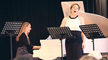 Stimme plus. Sopranistin Brigitte Geller und Pianistin Corinna Soeller intonieren am neuen Flügel im früheren Landarbeiterhaus Lieder mit Charme und Schönheit.