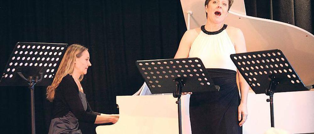 Stimme plus. Sopranistin Brigitte Geller und Pianistin Corinna Soeller intonieren am neuen Flügel im früheren Landarbeiterhaus Lieder mit Charme und Schönheit.