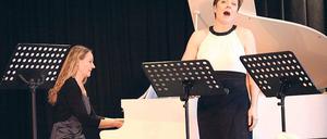 Stimme plus. Sopranistin Brigitte Geller und Pianistin Corinna Soeller intonieren am neuen Flügel im früheren Landarbeiterhaus Lieder mit Charme und Schönheit.