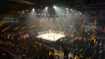 Ein Ring in der Arena. Die Multifunktionshalle am Potsdamer Luftschiffhafen hat sich als Veranstaltungsstätte für Profiboxabende etabliert.