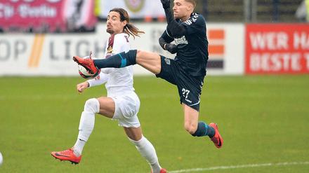 Babelsberger Torschütze. Der Treffer von Tino Schmidt (r., hier im Zweikampf mit Joshua Marques Pereira da Silva) zum zwischenzeitlichen 1:0 reichte nicht für einen Heimsieg gegen den Rekordmeister aus DDR-Zeiten BFC Dynamo.