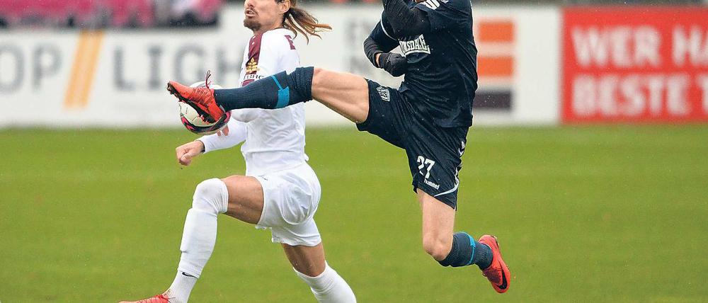 Babelsberger Torschütze. Der Treffer von Tino Schmidt (r., hier im Zweikampf mit Joshua Marques Pereira da Silva) zum zwischenzeitlichen 1:0 reichte nicht für einen Heimsieg gegen den Rekordmeister aus DDR-Zeiten BFC Dynamo.