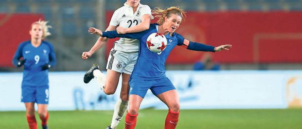 Plattgemacht. Turbines Tabea Kemme (l.) siegte mit der deutschen Nationalmannschaft gegen Frankreich.