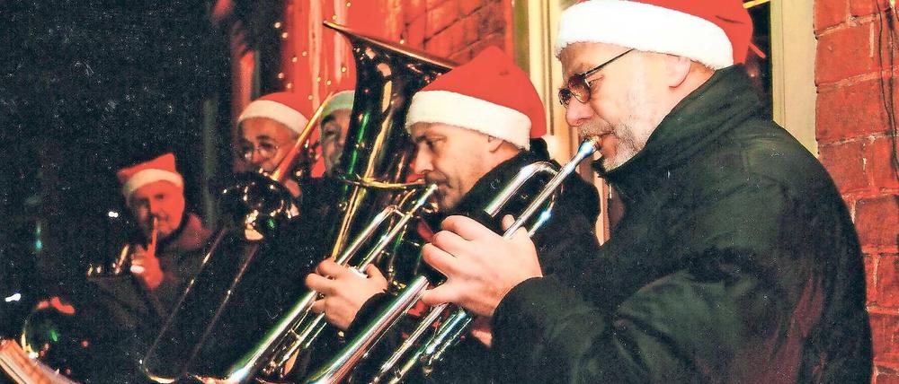 Weihnachtsbotschafter. Gisbert Näther, Hornist und Komponist, und Bernhard Bosecker, Trompeter, (v.l.) sind zwei der fünf Potsdamer Turmbläser. Seit mehr als 20 Jahren spielen sie im Advent klassische weihnachtliche Musik für die Potsdamer.