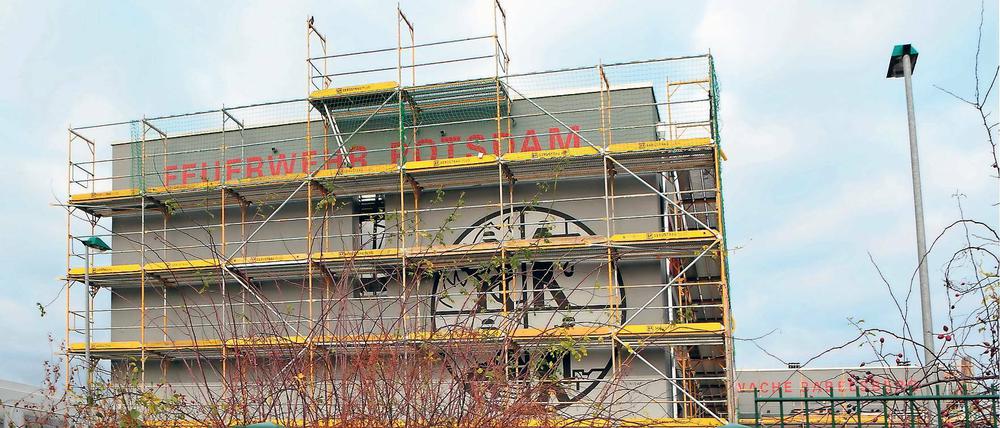 Auf der Zielgeraden. Das neue Gebäude für die Feuerwehr in Babelsberg soll im nächsten März fertig sein, als Ersatz für den alten Standort in der Steinstraße. Die Feuerwehrleute hoffen nicht nur auf ein modernes Haus, sie wollen so auch bei Bränden schneller vor Ort sein. Ursprünglich war eine Fertigstellung Ende 2015 geplant.