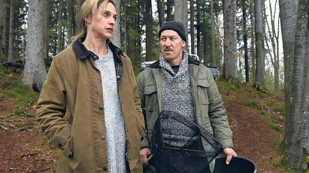 Mann mit Geheimnis. Was weiß der suspendierte Kommissar Maurer (Tobias Moretti) über den ungeklärten Mord an der Schwester von Julia Gerber (Sophie von Kessel)?
