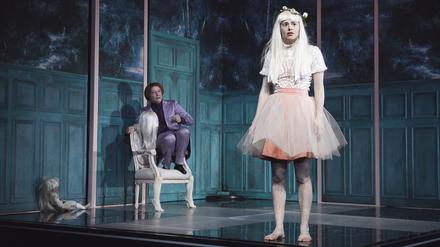 Das Lolitamädchen Iris (Juliane Götz) ist nur ein künstlicher Avatar. Ihr Erschaffer Mister Sims (Michael Schrodt) ist trotzdem verrückt nach ihr.