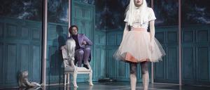 Das Lolitamädchen Iris (Juliane Götz) ist nur ein künstlicher Avatar. Ihr Erschaffer Mister Sims (Michael Schrodt) ist trotzdem verrückt nach ihr.