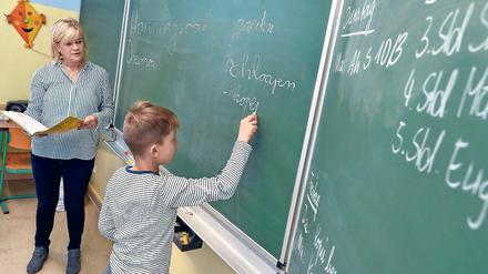 Den Schieters wat bibringen. Doris Meinke von der Zentralstelle für Niederdeutsch in Prenzlau unterrichtet Plattdeutsch in Prenzlau. Der achtjährige Schüler Pepe Pieniak schreibt auf Plattdeutsch an die Tafel.