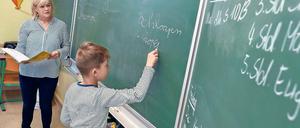 Den Schieters wat bibringen. Doris Meinke von der Zentralstelle für Niederdeutsch in Prenzlau unterrichtet Plattdeutsch in Prenzlau. Der achtjährige Schüler Pepe Pieniak schreibt auf Plattdeutsch an die Tafel.