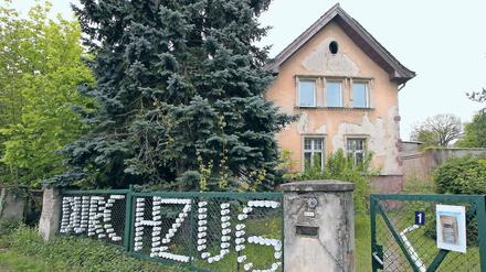 Ist das Kunst oder kann das weg? Über die Villa, die Landwirt Albert Pardemann 1910 errichten ließ, streiten sich Stahndorfer Gemeindevertreter, Bürger und eine Berliner Künstlergruppe seit mehr als einem Jahr. Ein neues Gutachten soll zeigen, wie viel das Haus aktuell noch wert ist und wie teuer eine Sanierung wäre.