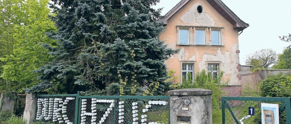 Ist das Kunst oder kann das weg? Über die Villa, die Landwirt Albert Pardemann 1910 errichten ließ, streiten sich Stahndorfer Gemeindevertreter, Bürger und eine Berliner Künstlergruppe seit mehr als einem Jahr. Ein neues Gutachten soll zeigen, wie viel das Haus aktuell noch wert ist und wie teuer eine Sanierung wäre.