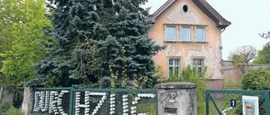 Ist das Kunst oder kann das weg? Über die Villa, die Landwirt Albert Pardemann 1910 errichten ließ, streiten sich Stahndorfer Gemeindevertreter, Bürger und eine Berliner Künstlergruppe seit mehr als einem Jahr. Ein neues Gutachten soll zeigen, wie viel das Haus aktuell noch wert ist und wie teuer eine Sanierung wäre.