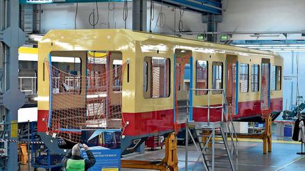 Warten auf die Montage. In den kommenden Wochen baut Stadler die Inneneinrichtung in die Züge ein. Die lackierten Wagenkästen liefert das Werk in Ungarn.