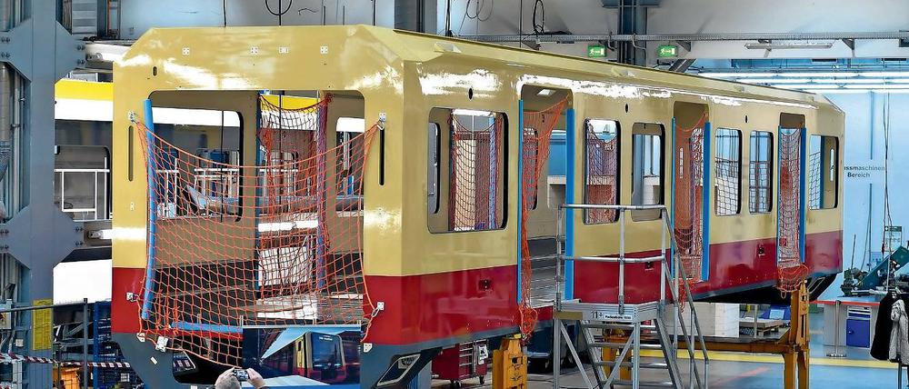 Warten auf die Montage. In den kommenden Wochen baut Stadler die Inneneinrichtung in die Züge ein. Die lackierten Wagenkästen liefert das Werk in Ungarn.