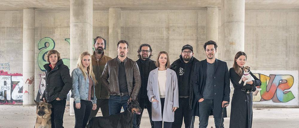 Auf den Hund gekommen. Die Netflix-Serie „Dogs of Berlin“ von Regisseur Christian Alvart (3.v.l.) nutzte in dieser Woche die Studios in Babelsberg. Die zehnteilige Serie über die Erlebnisse eines Polizisten-Duos in Berlin soll 2018 ausgestrahlt werden.
