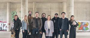 Auf den Hund gekommen. Die Netflix-Serie „Dogs of Berlin“ von Regisseur Christian Alvart (3.v.l.) nutzte in dieser Woche die Studios in Babelsberg. Die zehnteilige Serie über die Erlebnisse eines Polizisten-Duos in Berlin soll 2018 ausgestrahlt werden.