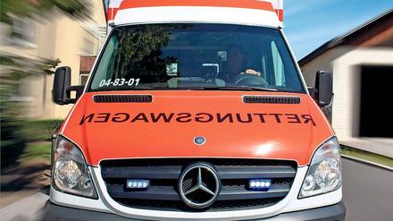 Die Rettungskräfte brachten das verletzte Opfer ins Krankenhaus.