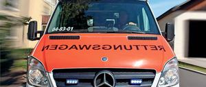 Die Rettungskräfte brachten das verletzte Opfer ins Krankenhaus.
