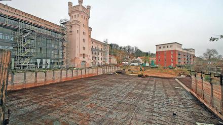 Dauerbaustelle. Die Tiefgarage in der Speicherstadt ist immer noch nicht fertig. Nun erhöht die die Stadtwerke-Tochter Energie und Wasser Potsdam (EWP) den Druck.