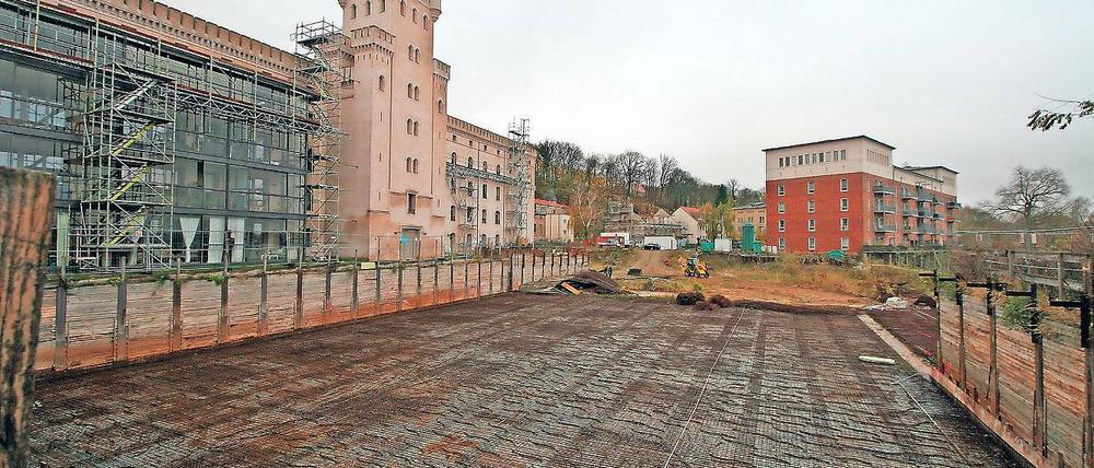 Dauerbaustelle. Die Tiefgarage in der Speicherstadt ist immer noch nicht fertig. Nun erhöht die die Stadtwerke-Tochter Energie und Wasser Potsdam (EWP) den Druck.