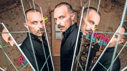 Mephistophelisch: Der verdächtige Aktionskünstler Zoltan Rajinovic alias „G.O.D.“ (Aleksandar Jovanovic) wird auch von Prof. Boerne (Jan Josef Liefers, re.) verehrt.