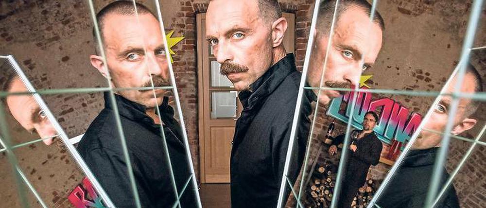 Mephistophelisch: Der verdächtige Aktionskünstler Zoltan Rajinovic alias „G.O.D.“ (Aleksandar Jovanovic) wird auch von Prof. Boerne (Jan Josef Liefers, re.) verehrt.